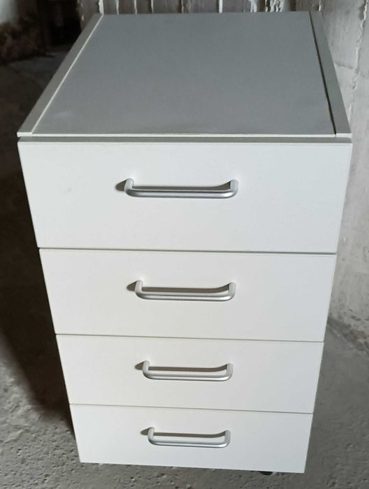 szafka na kółkach z czteroma szufladami