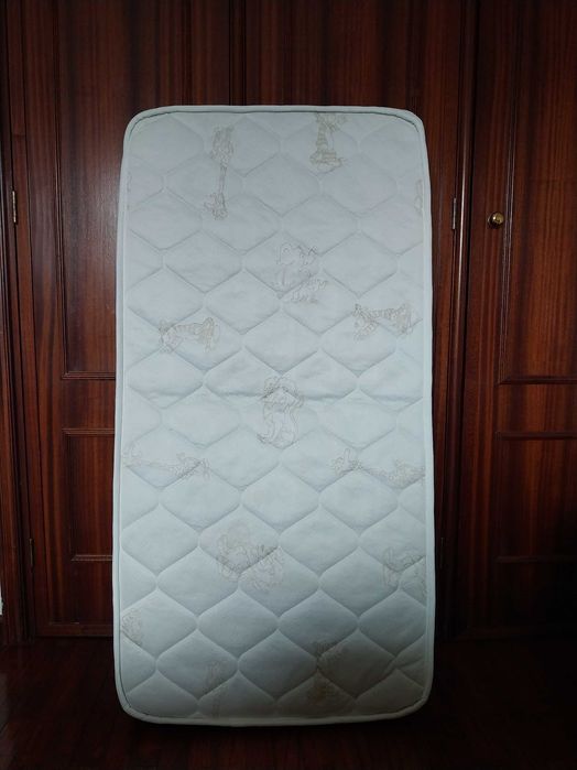 Cama de Grades com Colchão Usados