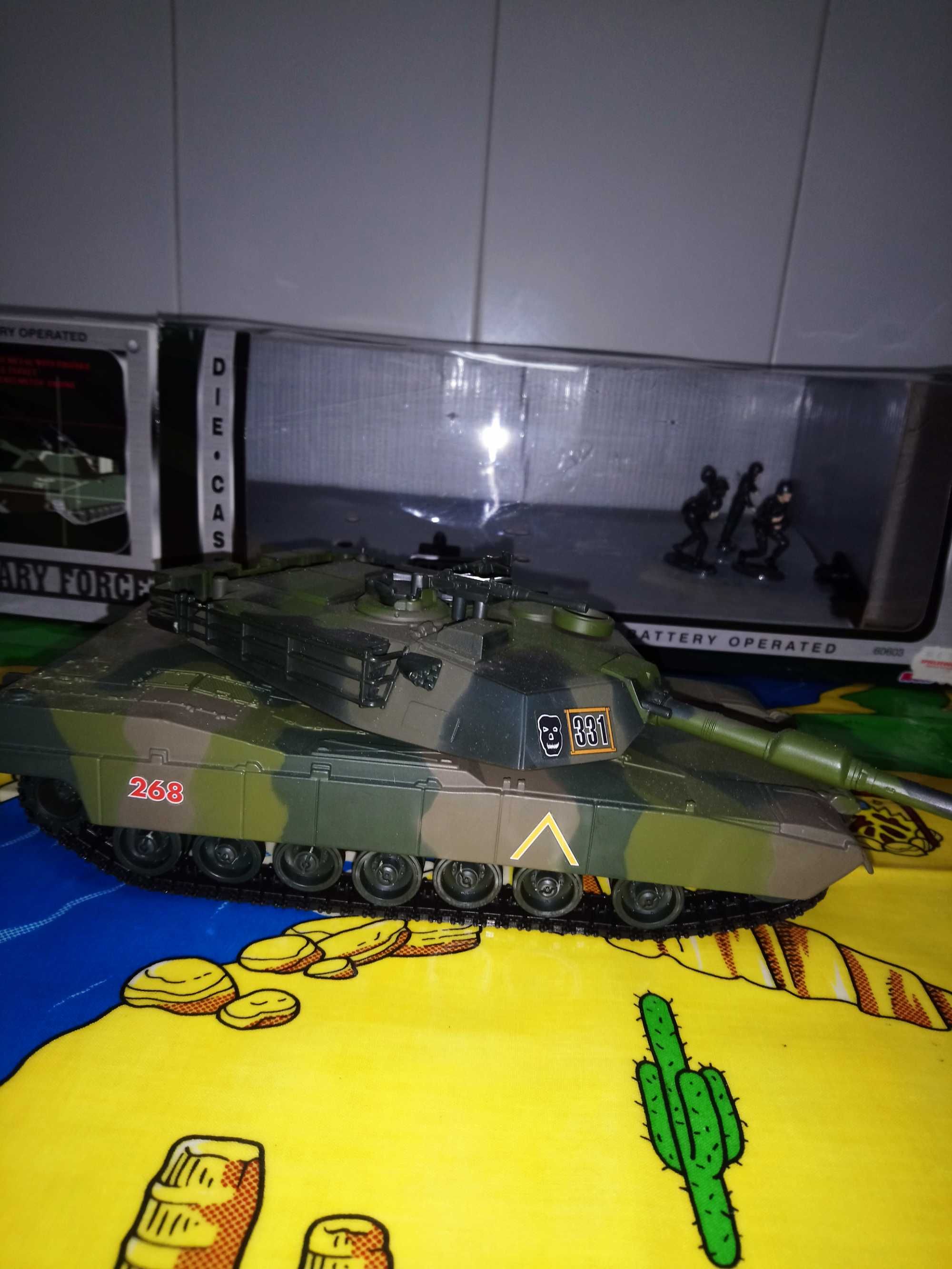 New Ray 1/32 - Tanque com figuras e caixa