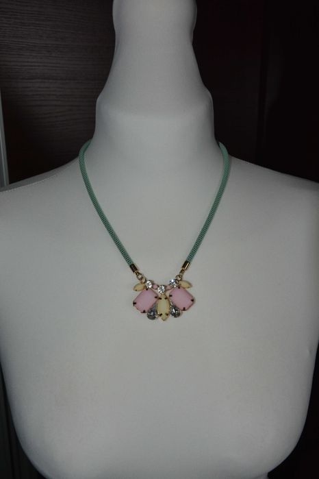 Bogato zdobiony naszyjnik kolia z pastelowymi kamieniami