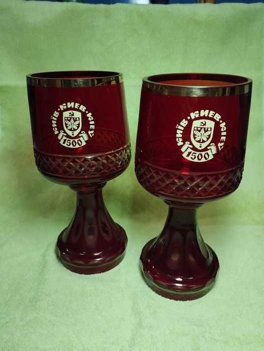 Бокалы из красного рубинового стекла