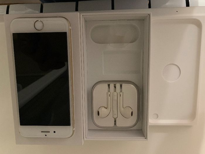 Продам официальный золотой айфон 6, 16GB