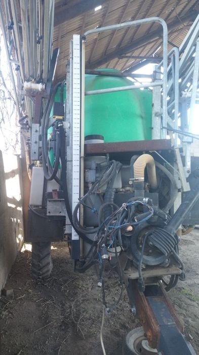 Оприскувач UNIGREEN CAMPO, об'єм 3 куба, шир. 28 м, електроніка, 2011