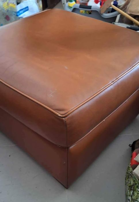 4 Puffs castanhos em pele!