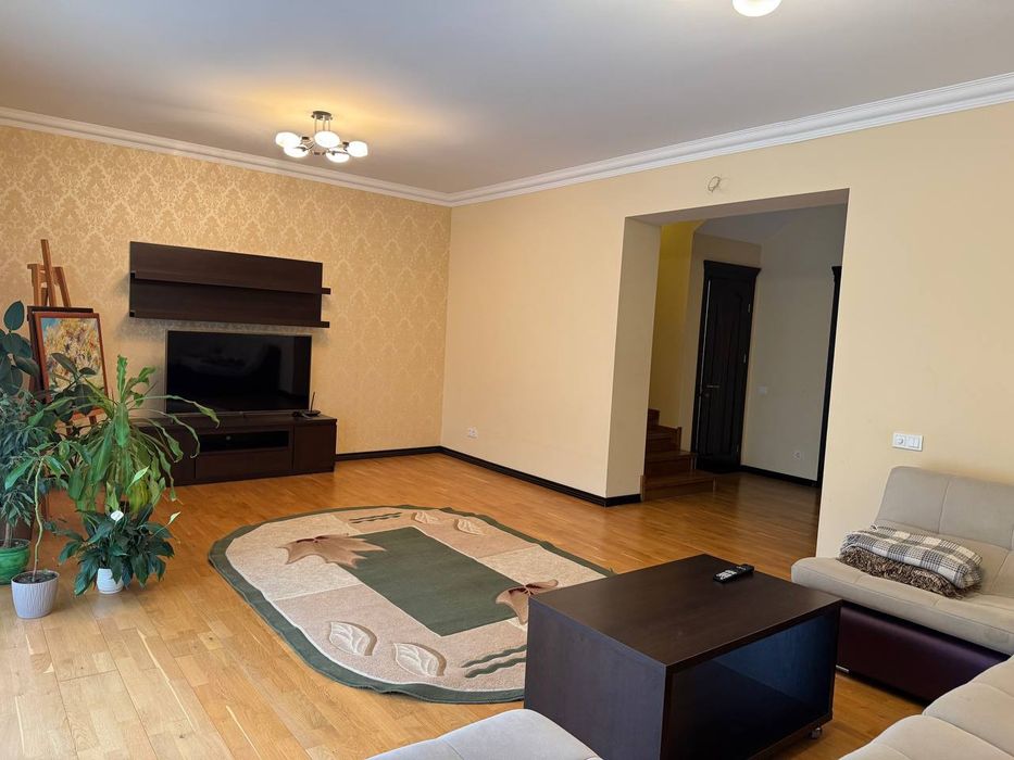 Оренда затишного котеджу в чудовій локаціі район 12 школи.