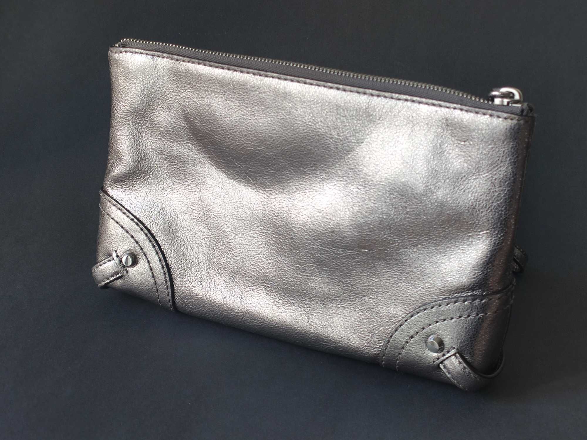 Bolsa clutch pochete em pele prateada prata, Michael Kors
