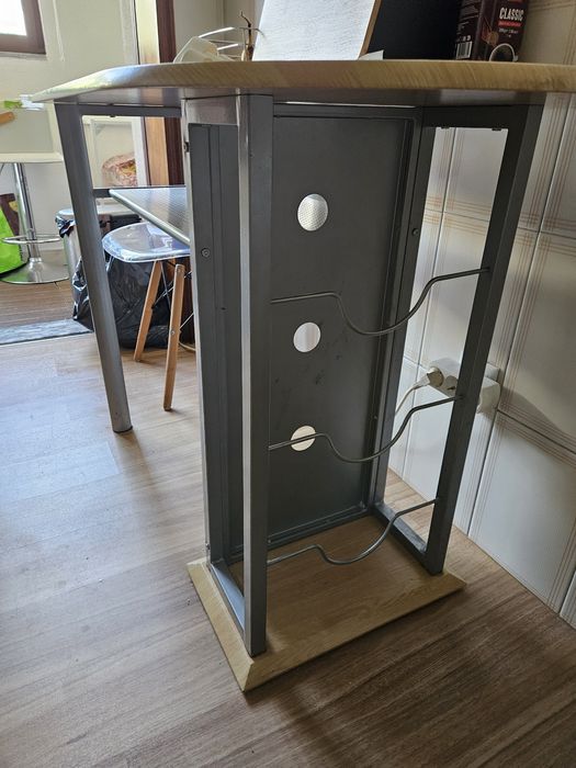 Mesa de cozinha metálica