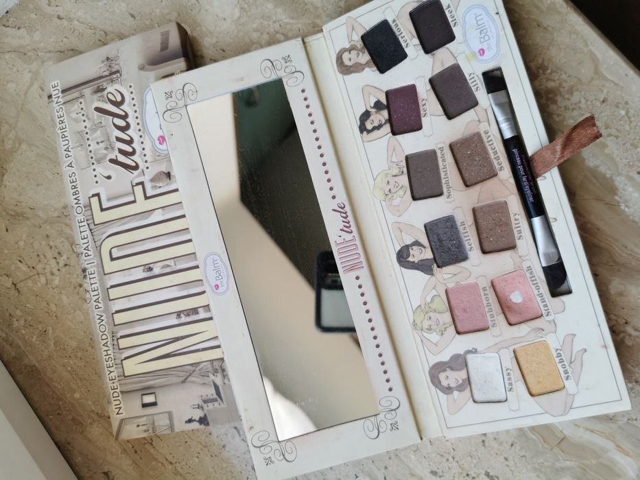 Zestaw cieni do powiek.