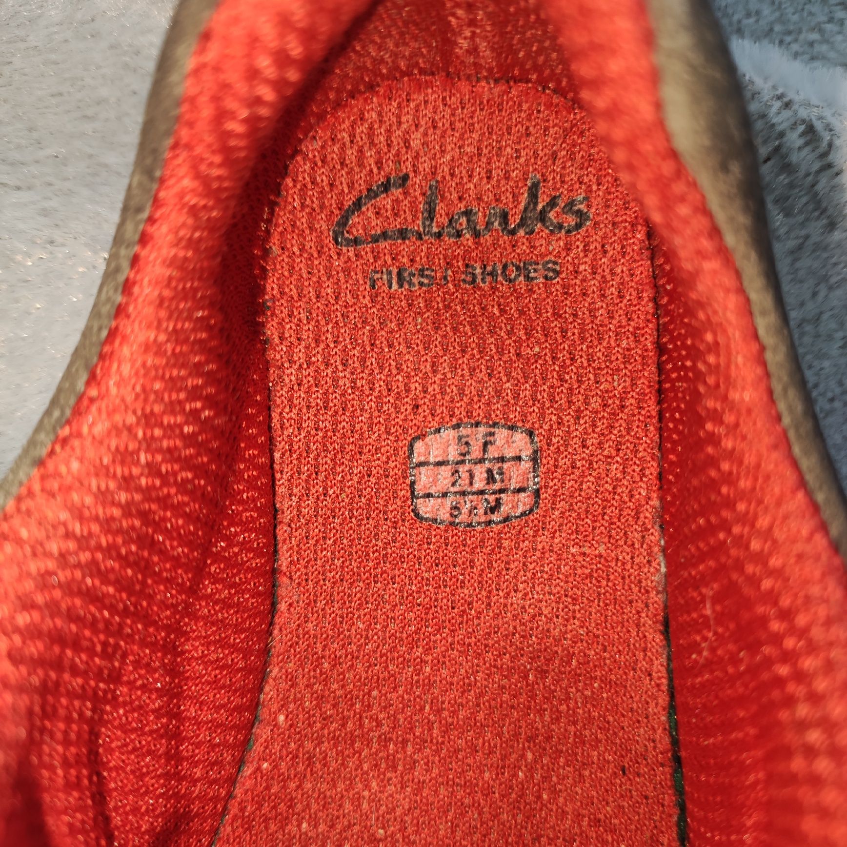 Детские кожаные кроссовки Clarks.