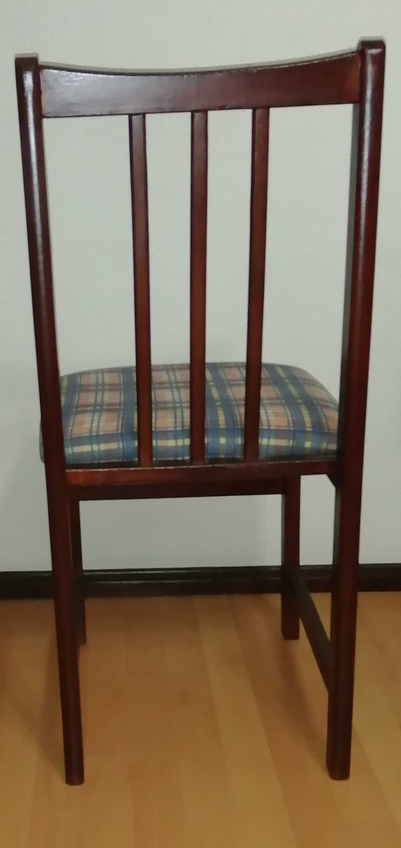 Cadeira em madeira
