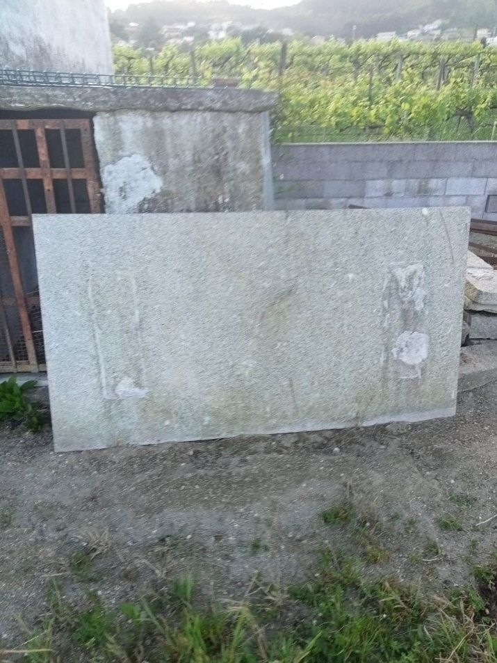 Mesa de jardim em granito