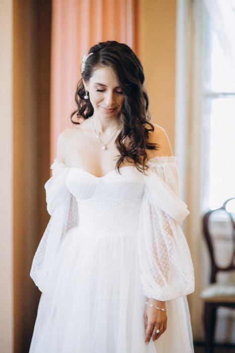 Мінімалістична корсетна весільна сукня зі з'ємними рукавами