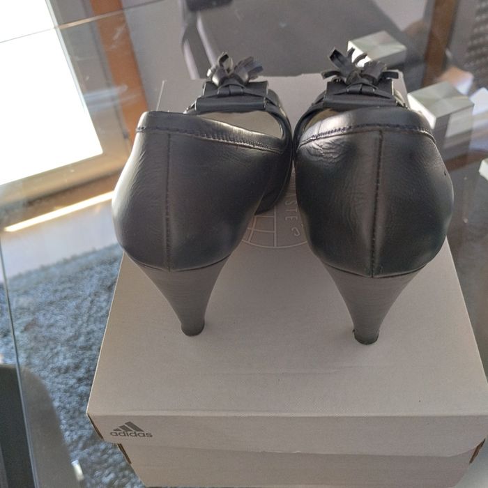 Sapatos azuis abertos à frente