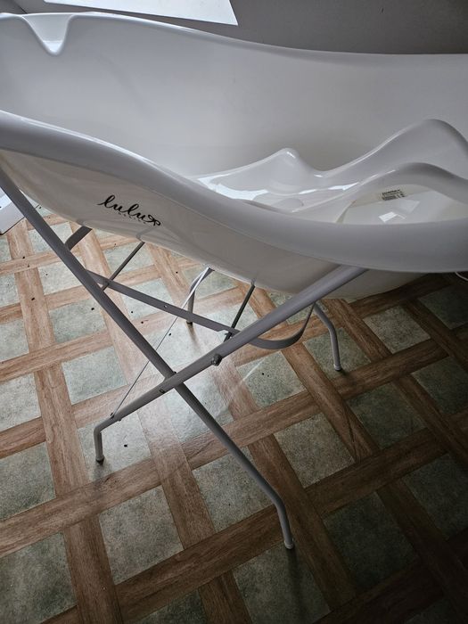 Biały stelaż pod wanienke skladany