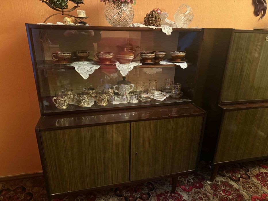 Zestaw mebli kredens z nadstawka i duza szafa ubraniowa