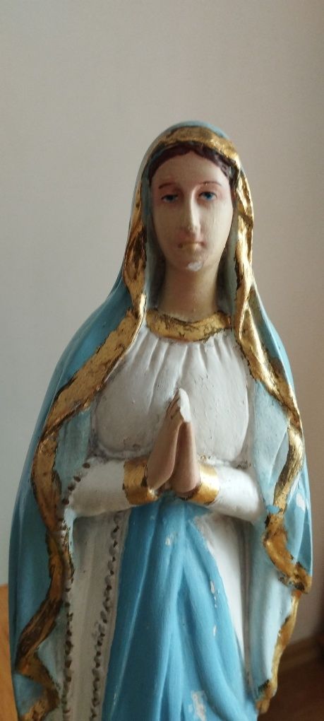 Stara figurka Matki Bożej.