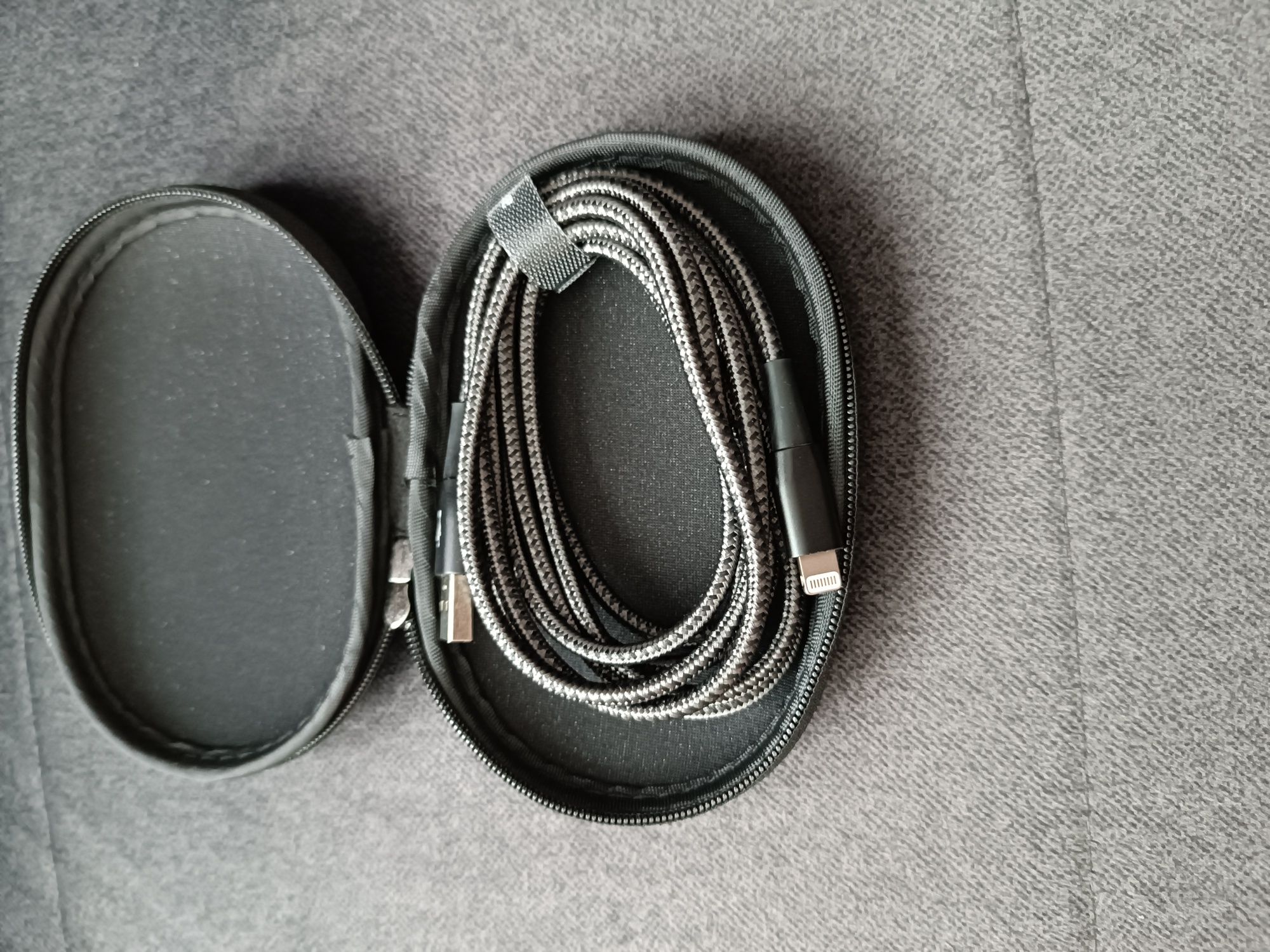 Kabel do iPhona Amazon Basic z etiu