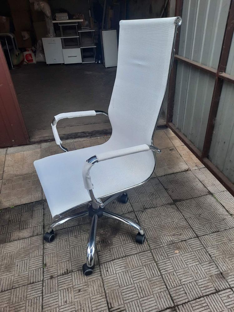 Офісний білий стілець