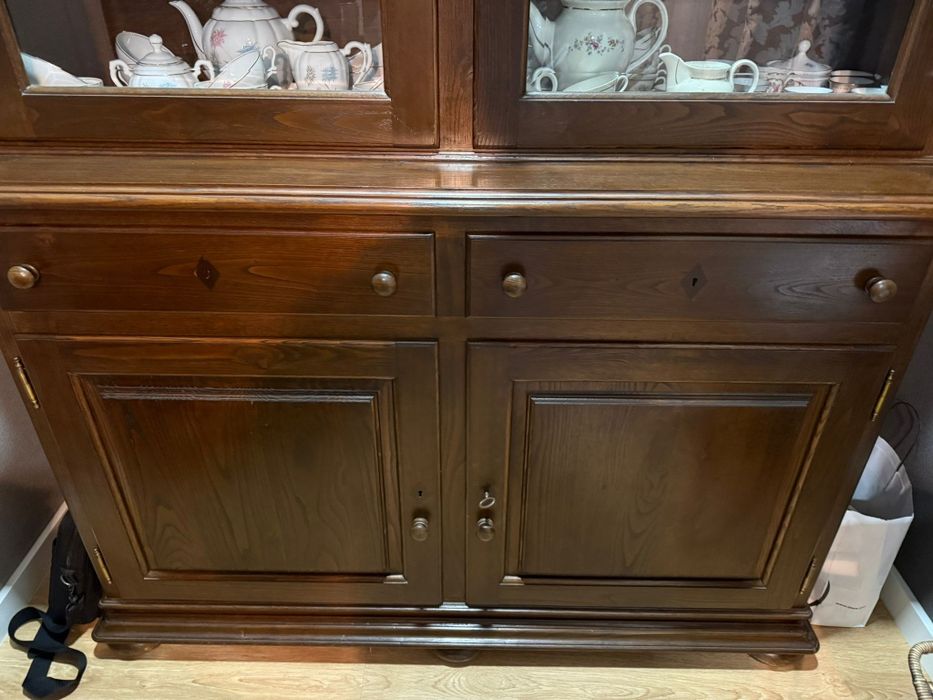 Louceiro em castanho maciço