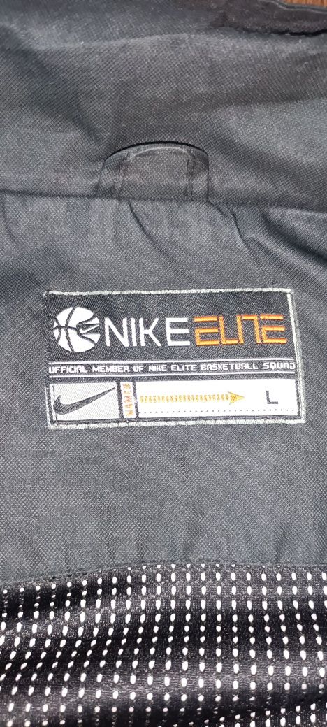 Продам ветровку  NIKE.