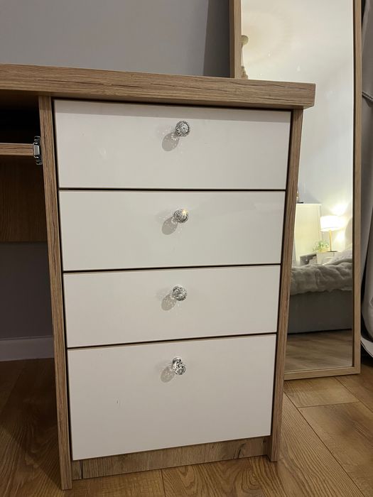 Drewniane biurko z połyskiem