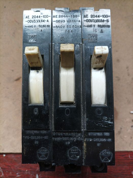 Автоматичний електричний вимикач