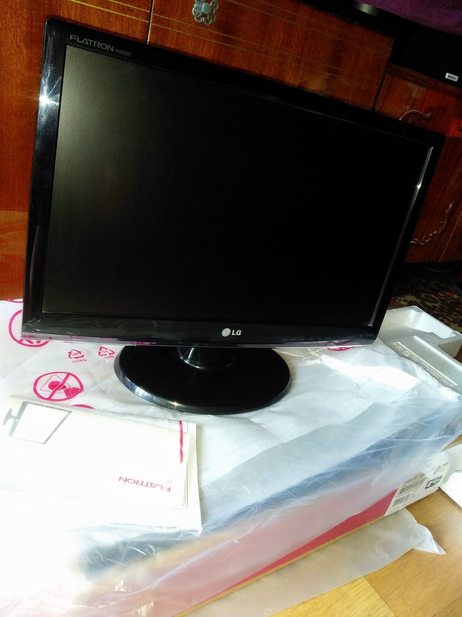 Монитор LG W 2253S full HD