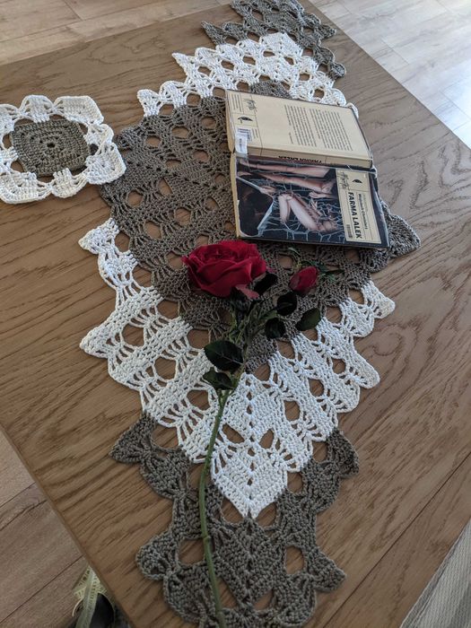 Bieżnik serwetka szydełkowa obrus piękna rękodzieło gratis 102/49