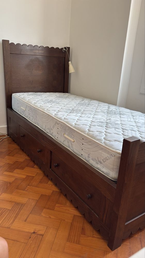 Cama em castanho