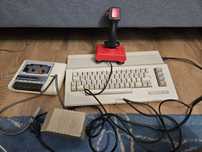 Stary retro komputer Commodore 64 plus magnetofon na kasety joystick
