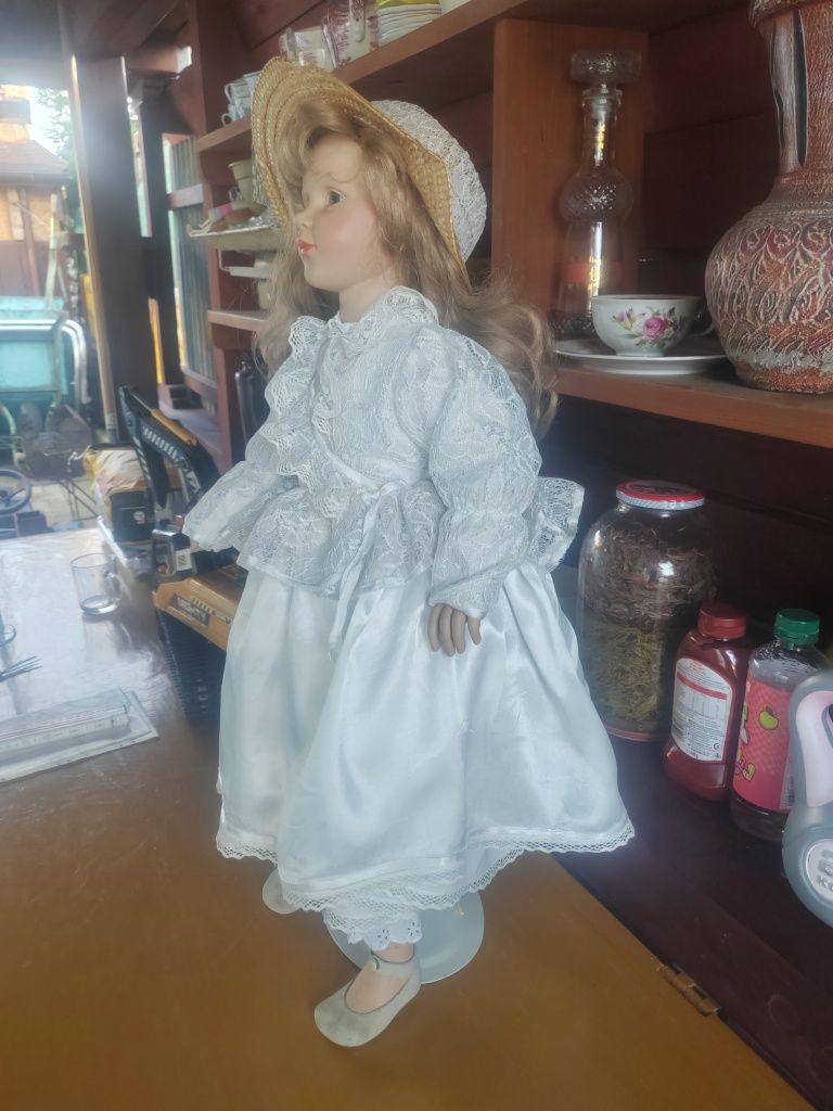 Lalka porcelanowa w białej sukience