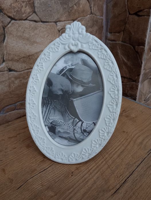 Stara porcelanowa ramka na zdjęcia.