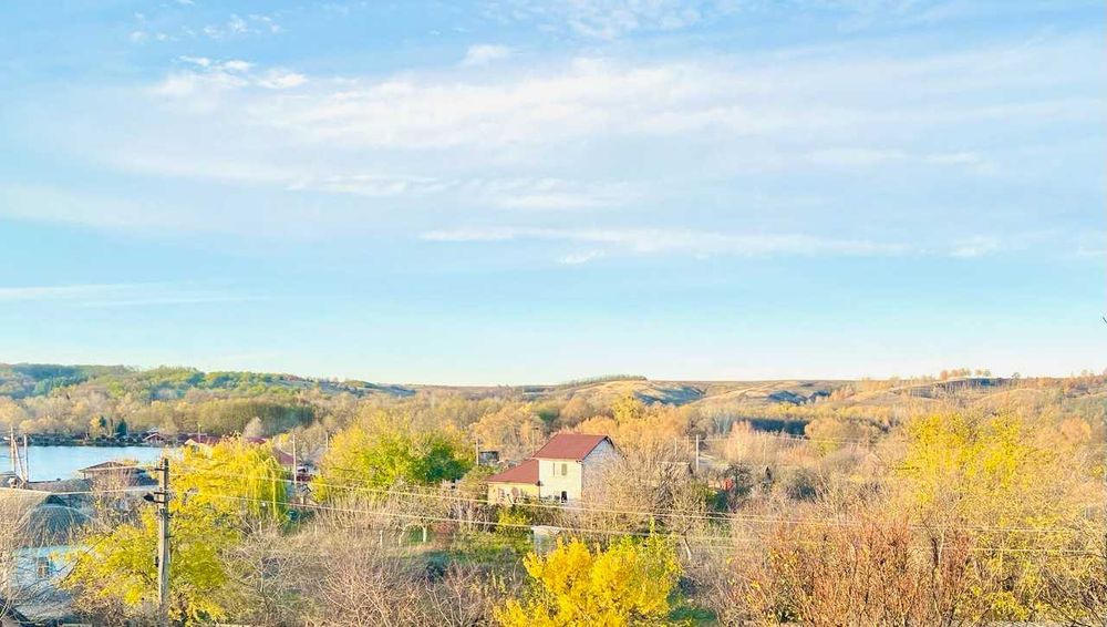 Добротний будинок поруч з озером та дубовим гаєм.Гараж,баня,підвал;газ