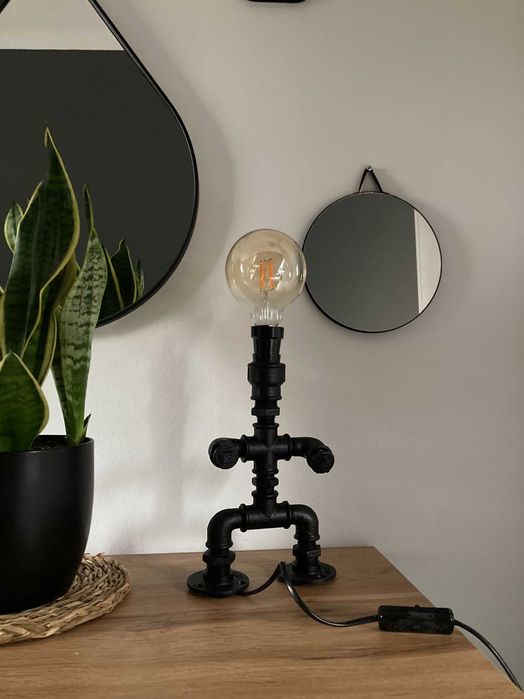 Lampka nocna z rurek hydraulicznych czarna ludzik