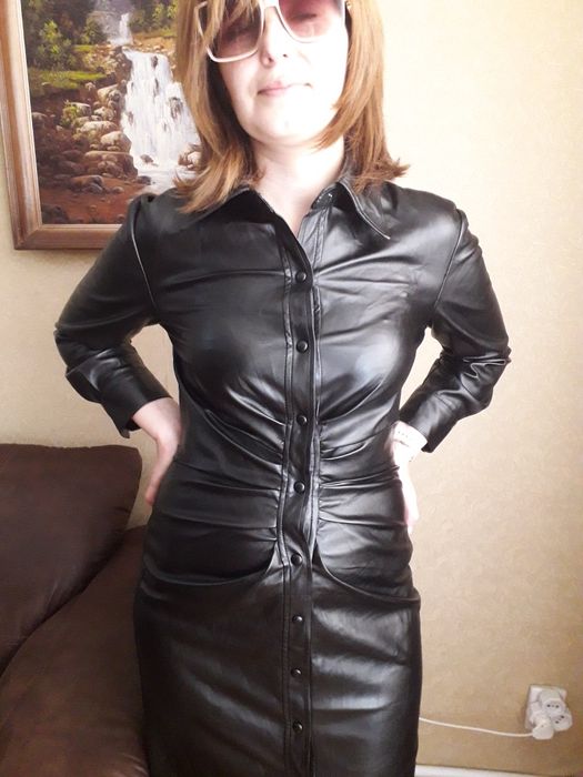 Платье zara . Платье из эко кожи. Одевались один раз. Тянется  .