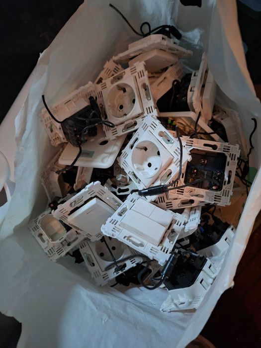 Conjunto de espelhos e tomadas da marca bticino