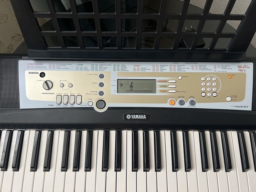 Синтезатор Yamaha PSR R-200