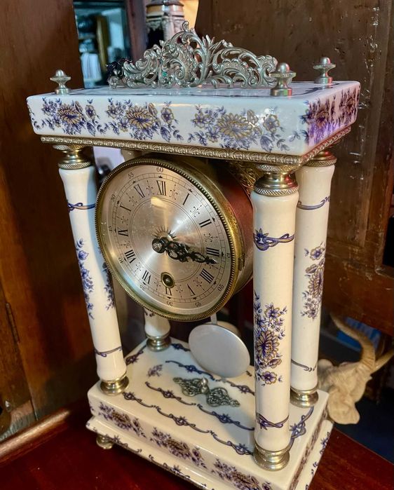 Relógio de pêndulo em porcelana