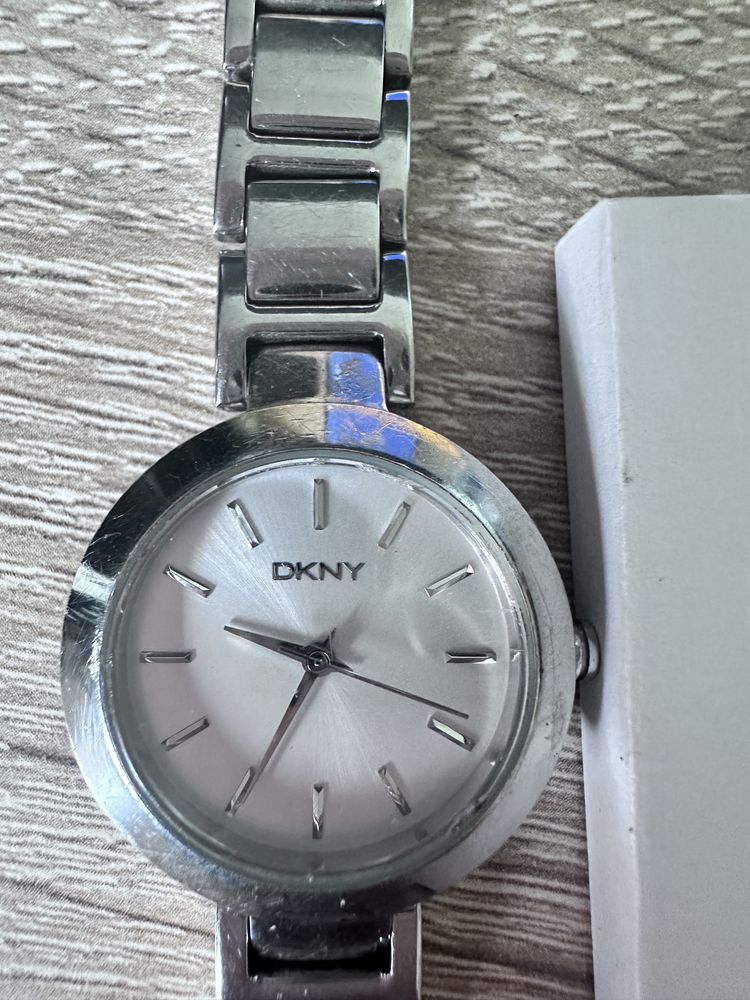 Zegarek damski DKNY – klasyka w srebrze | komplet z pudełkiem