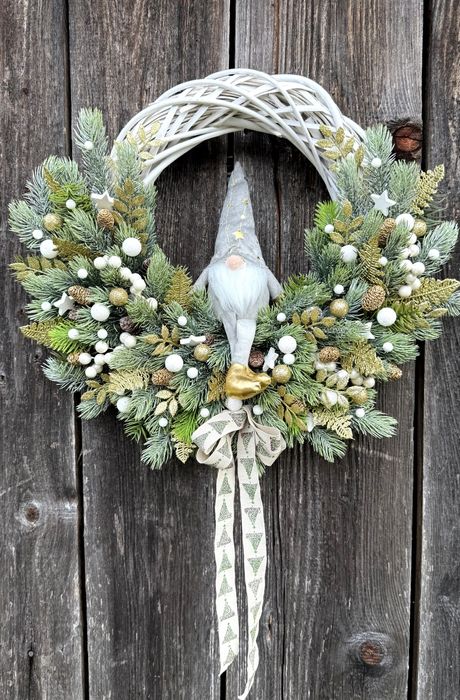 Wianek świąteczny ze skrzatem