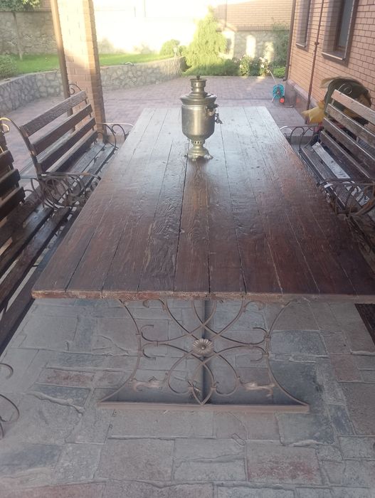 Стол с четырьмя лавочками