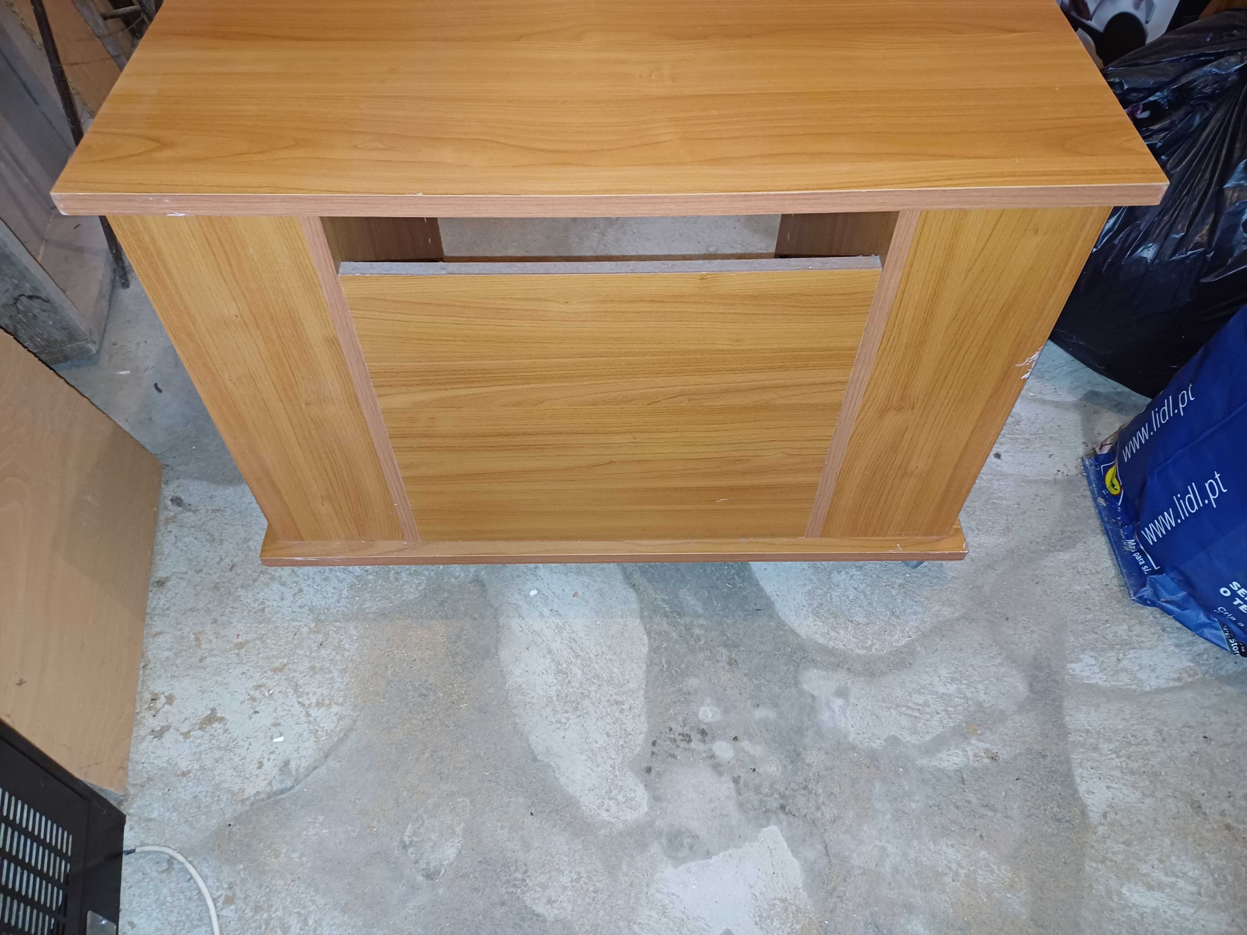 Mesa de TV com Suporte para CDs – Prática e Funcional
