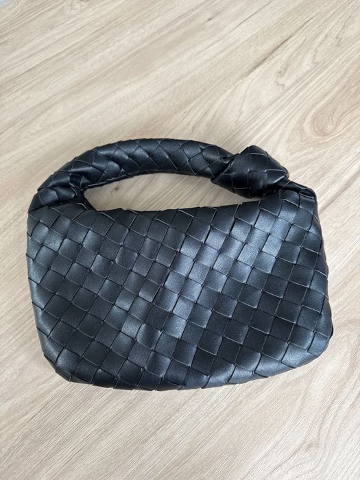 Czarna pleciona torebka do ręki bottega veneta
