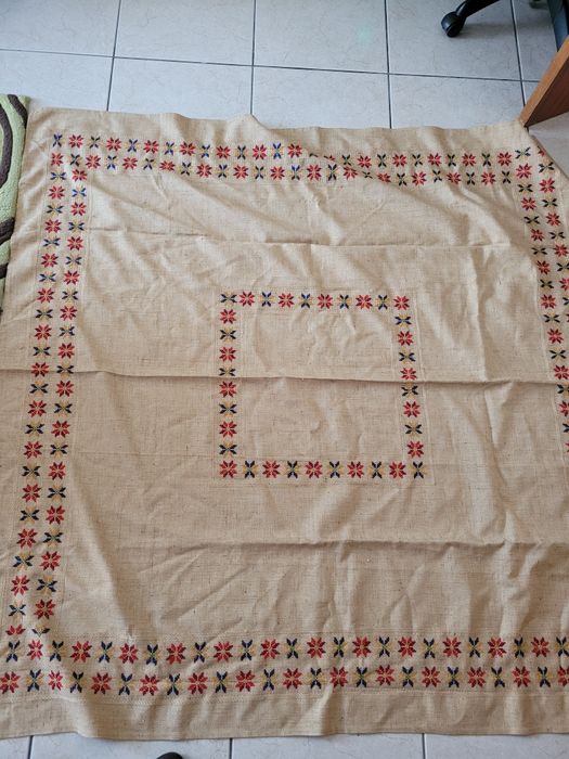 Tolha de mesa rustica género arraiolos feita manualmente  160cmx160cm