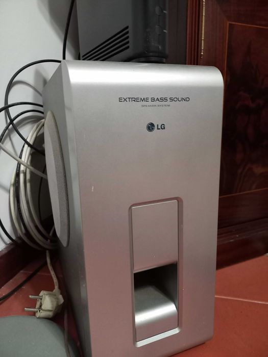 Sistema LG de cinema em casa com 5 colunas