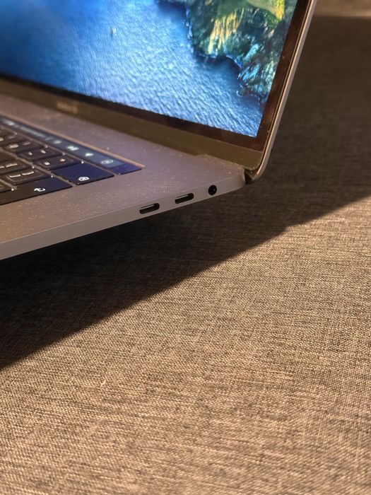 MacBook Pro 15” 2018 i9 Radeon 16GB 512GB bardzo dobry stan