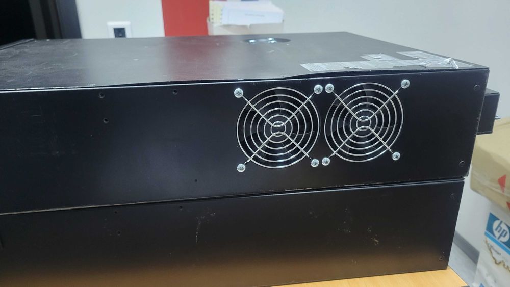 Джерело безперешкодного живлення Tripp Lite 2200VA. Чиста синусоїда