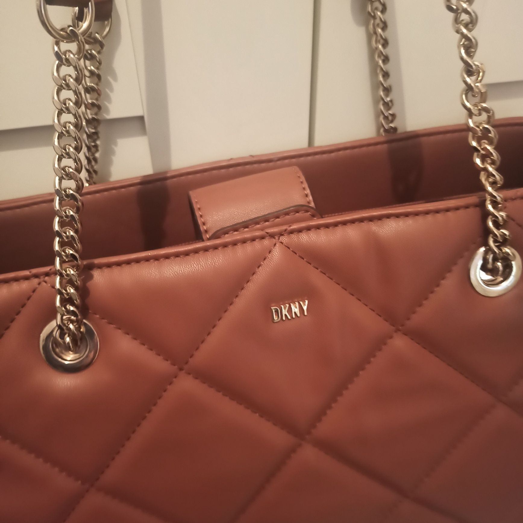 DKNY pikowana karmelowa torebka