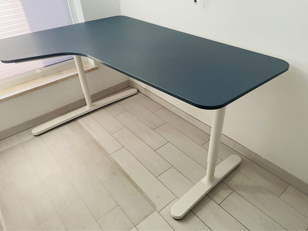 IKEA biurko BEKANT narożne 160x110 niebieski blat białe nogi
