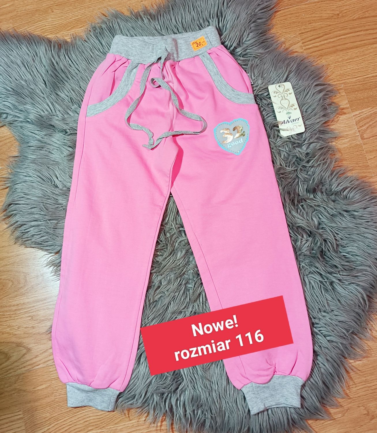 Różowe spodnie dresowe dla dziewczynki. Rozmiar 116